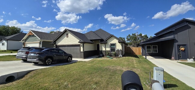 Sweet 2 Year Old Home in Comanche Cove - Sweet 2 Year Old Home in Comanche Cove