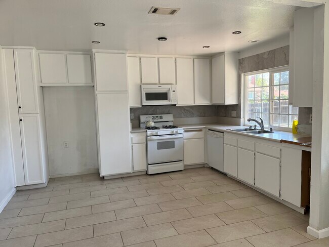 Photo - 10014 Singleton Way