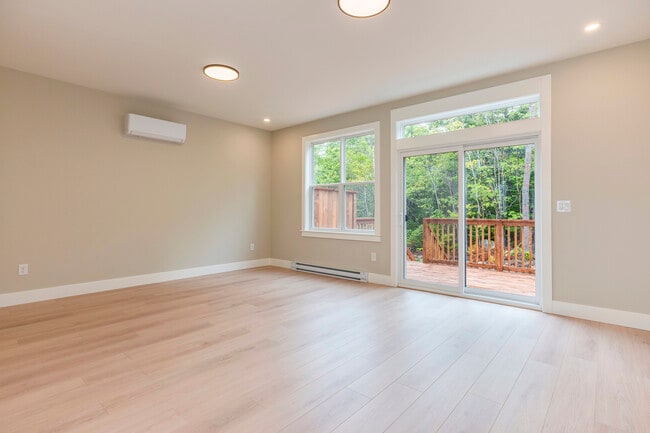 Photo - 72 Colonial Cres