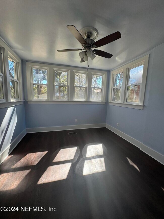 Photo - 424 E 6th St