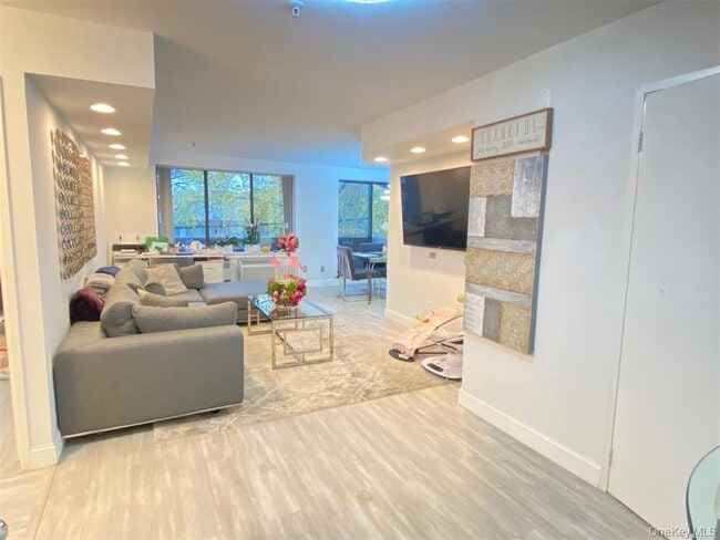 Building Photo - 10 Canterbury Rd Unit 2D