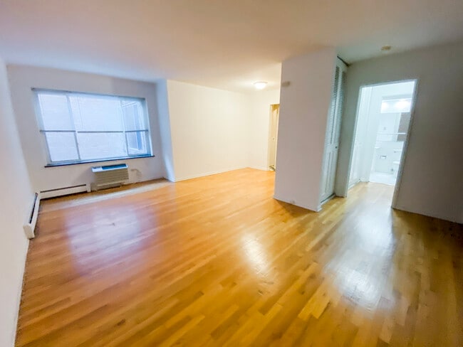 Building Photo - 516 W Melrose Unit 305