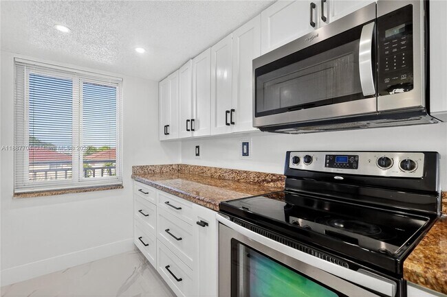 Photo - 9915 W Okeechobee Rd Unidad 2-308 Rental