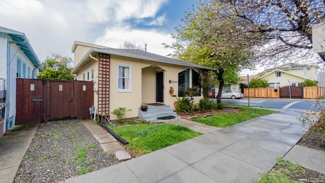 Photo - 2400 Bonar St