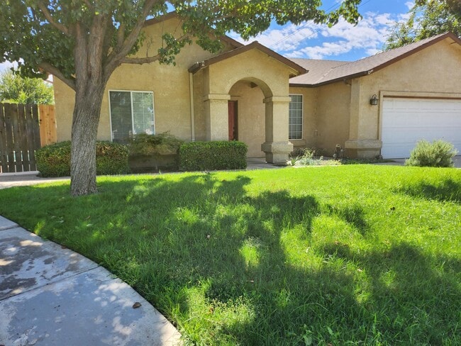 Building Photo - 682 W Forest St