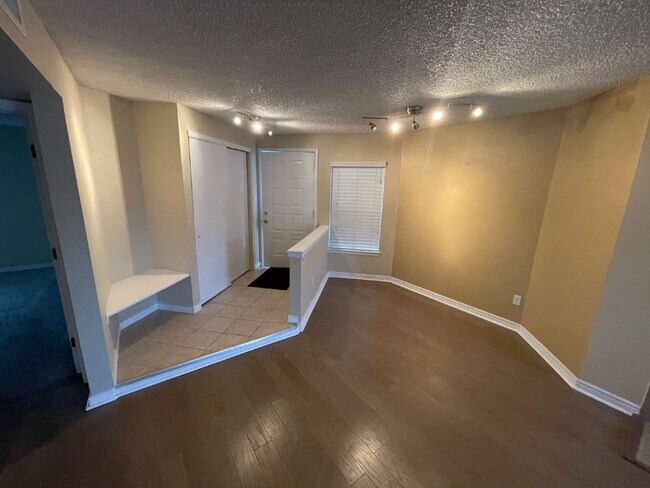 Photo - Updated 2 Bedroom, 2 Bath Condo (Available Immediately) Unidad 209