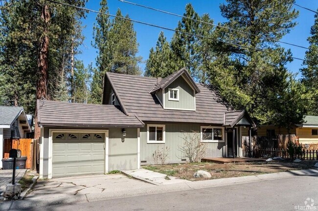 Building Photo - Charming pet friendly craftsman style home...