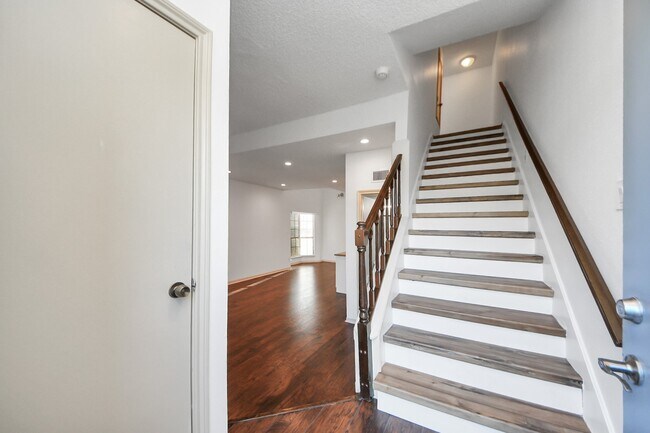 Photo - 800 Country Pl Dr