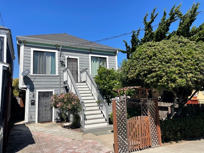 Well maintained Victorian style building - 2047 20th Ave Unit 2047