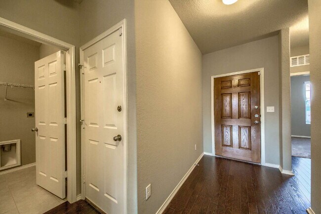 Photo - BEAUTIFUL HOME OFFERING 50% OFF 1ST MONTH'S RENT!!