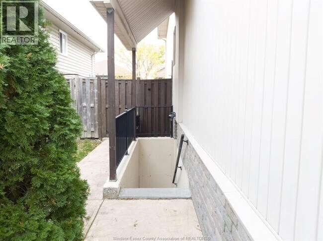 Photo - 4694 Helsinki Crescent