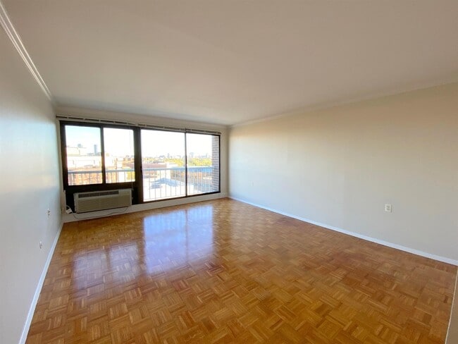Building Photo - 1105 Massachusetts Ave Unit 8H
