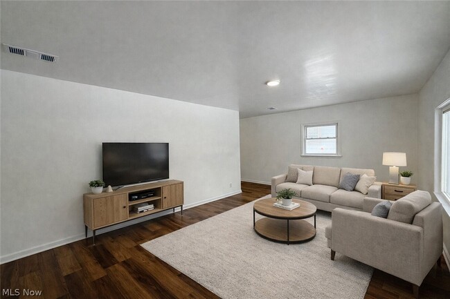 Photo - 883 Kickapoo Ave