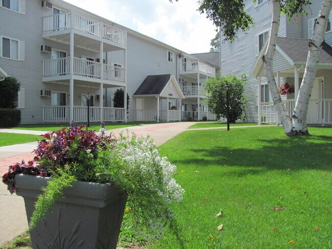 Photo - Lake Pointe Apartments