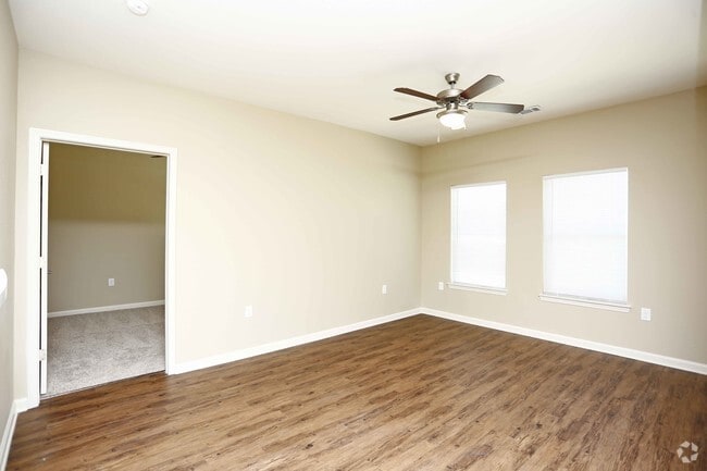 2BR,1BA - 925SF - LIVING ROOM - Bluff View