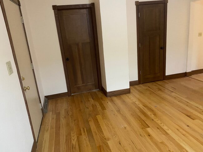 LIVINGROOM Call Dan 815-519-0701 - 317 Hill St Rental