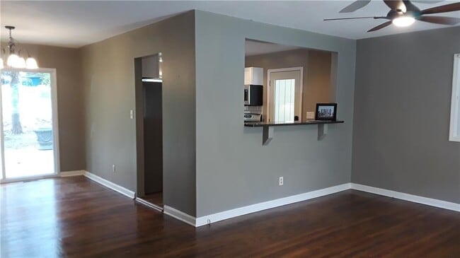 Photo - 1914 Shalimar Dr NE