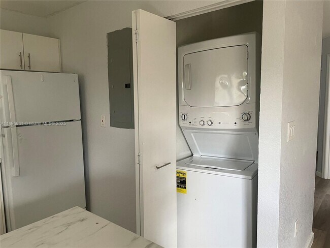 Photo - 582 SW 2nd Pl