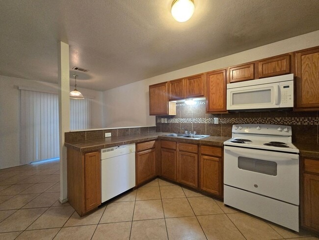 Photo - RENT REDUCTION - AVAILABLE NOW! Unidad 3407 Hereford Lane - A