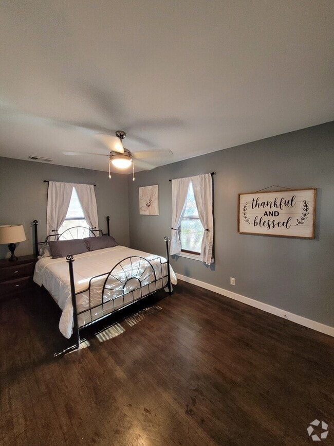 Building Photo - 206 W 55th 1/2 St Rental