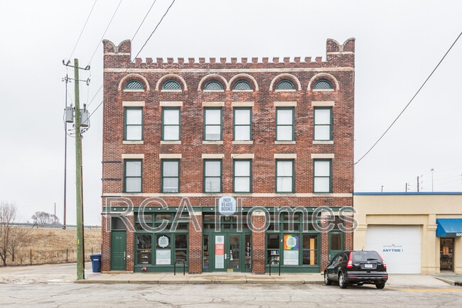 Building Photo - 913 Massachusetts Ave Unit B