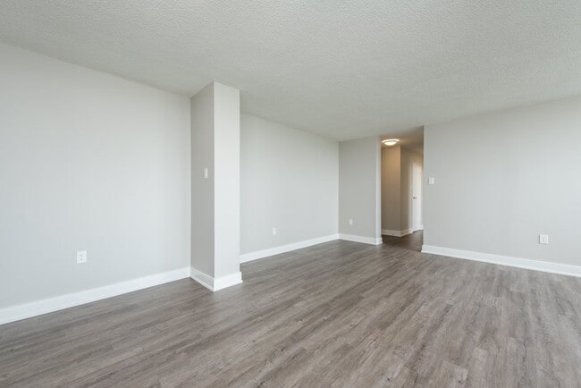 Photo - 220 Steeles Avenue West