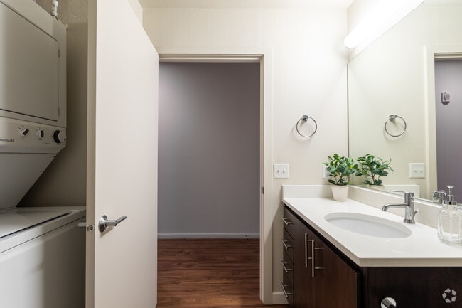 1BR, 1BA - 726 SF (Lombard)