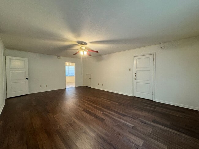 Building Photo - Apartment *Downstairs*