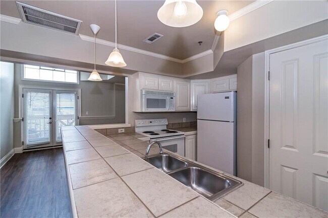 Photo - 211 Thompson Ave Unit 3