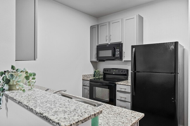 24-Longview-Apartments-Near-UT-Austin-Kitchen
