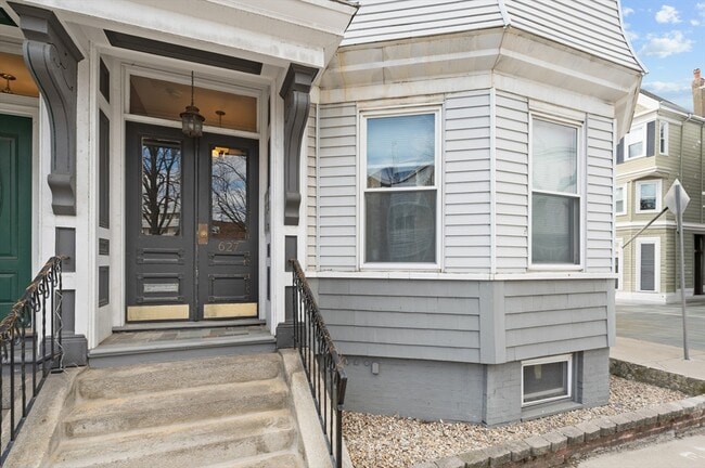 Building Photo - 627 E 6th St Unit 2