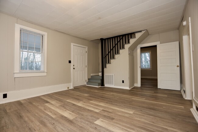 Photo - 634 W Bell St