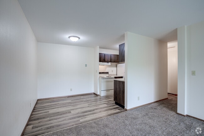 2BR, 1.5BA - 884SF