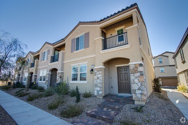 Building Photo - 2 Story Townhouse in Gated Community! Comi...