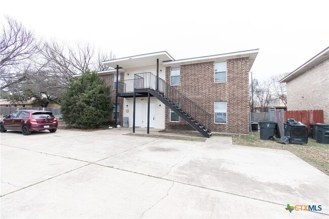 Building Photo - 2018 Cedarhill Dr Unit C