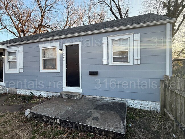 Building Photo - $525 - 1 bed 1 bath Duplex Unit 1421 E Lincoln