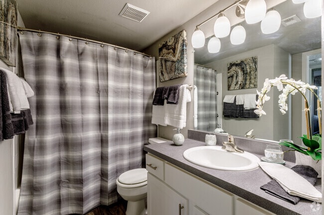 2BR, 1BA - 966SF - Loretto Heights