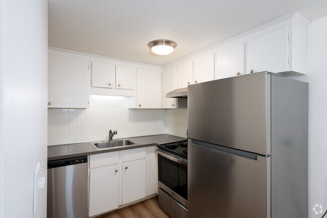 1BR, 1BA - 750SF - Kitchen - ReNew Taunton Apartment Collection