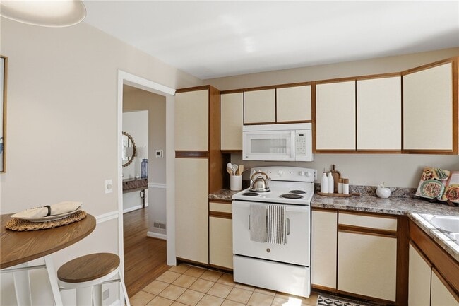 Photo - 37 Oakmount Dr