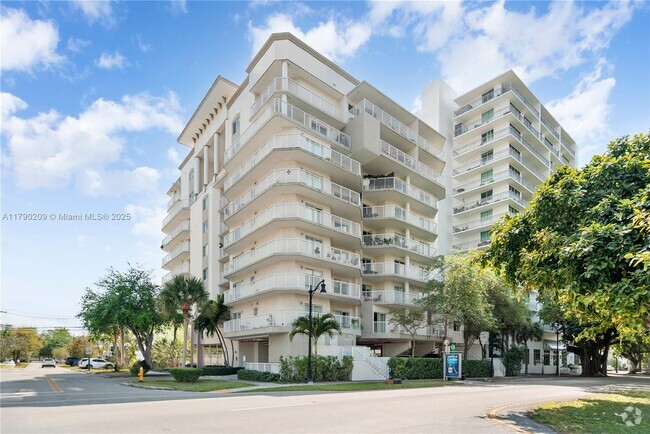 Building Photo - 280 SW 20th Rd Unit 401 Rental