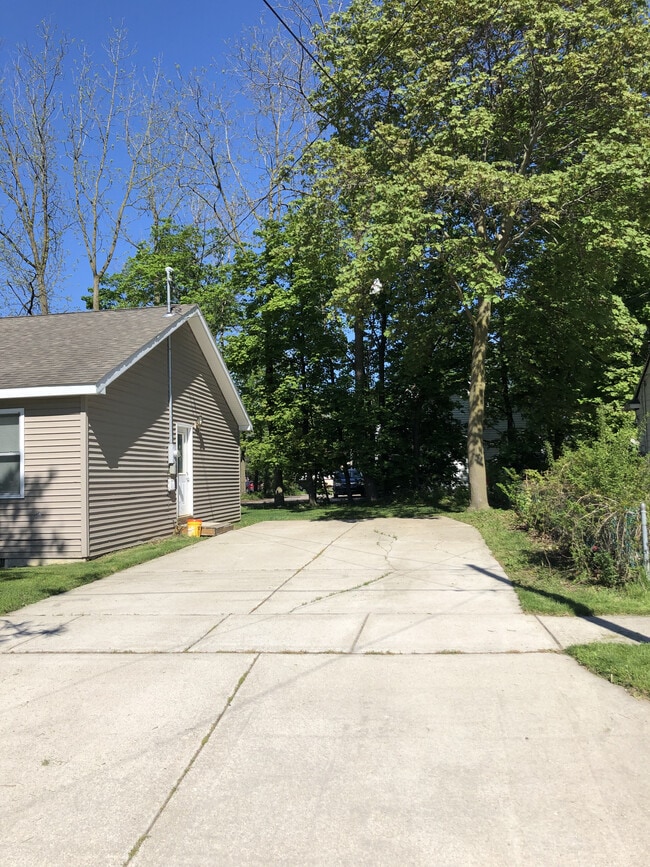 215 W May St