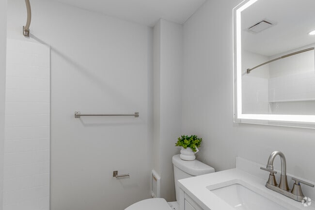 2BR, 1BA - 800SF - Bathroom