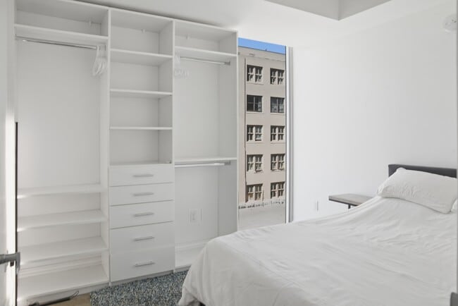 Building Photo - 151 SE 1st St Unit 411