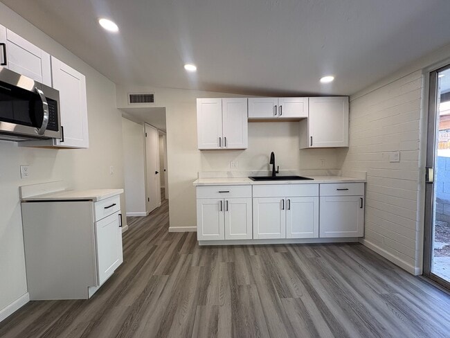 Building Photo - 1508 E Adelaide Dr