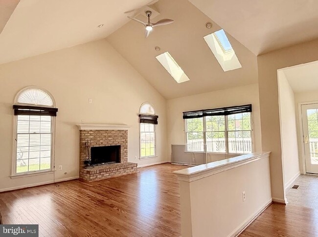 Photo - 43520 Lucketts Bridge Cir