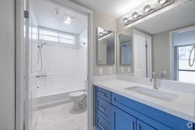 2BR, 2BA - 1,067SF - Bathroom