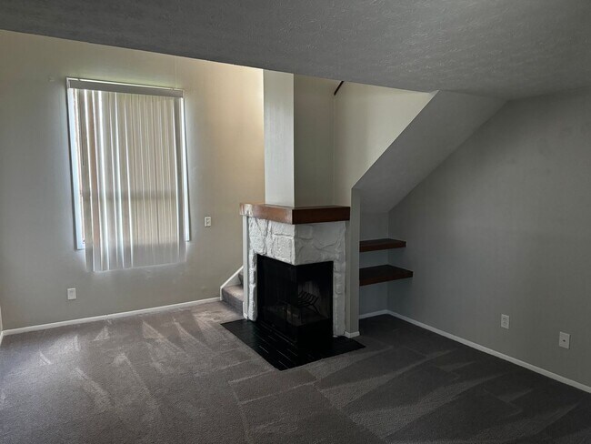 851 Kerns Dr NE Unidad A (Loft)