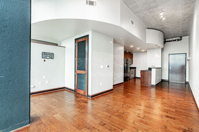 Photo - 1700 Bassett St Unidad 2107