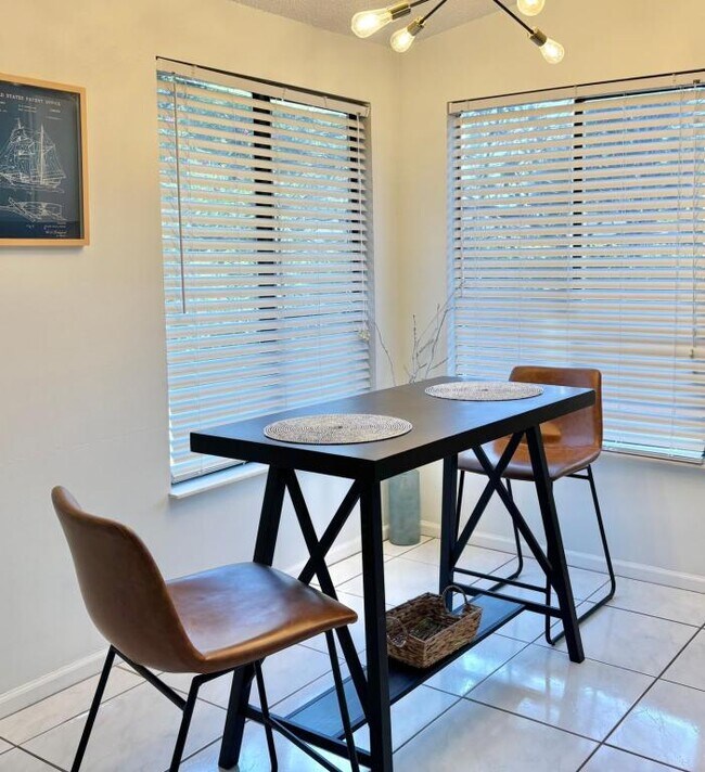 Photo - 1626 Lara St NE