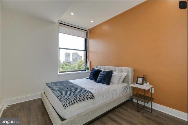 Photo - 150 S Independence Mall W Unidad 1011